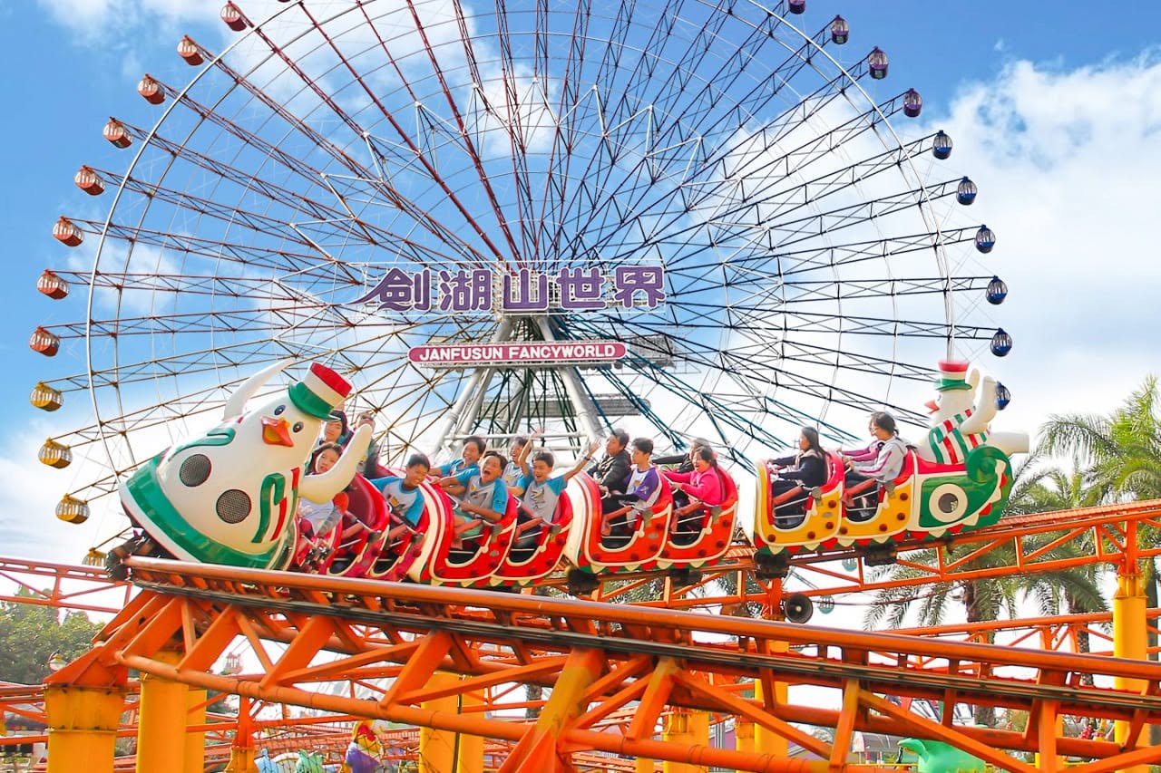 劍湖山遊樂設施情境圖