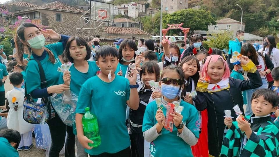 孩子與老師拿棒棒糖的活動合照
