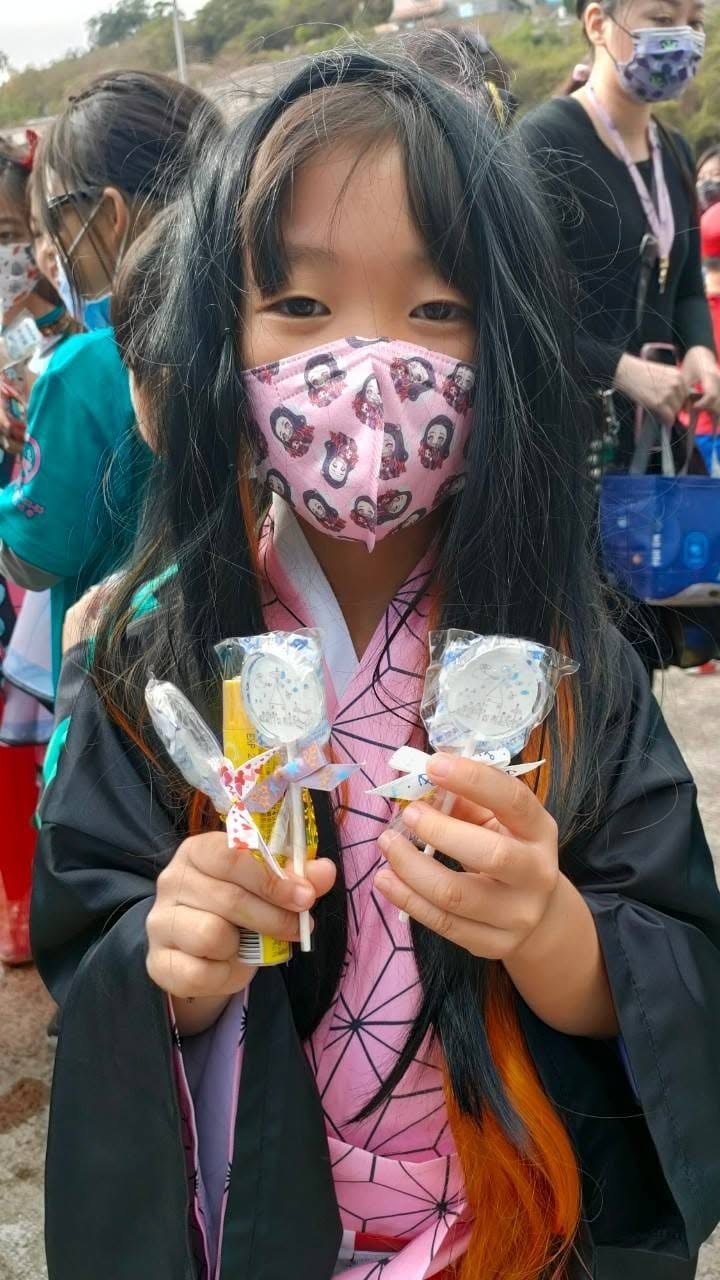 孩子開心拿著多支畫作棒棒糖