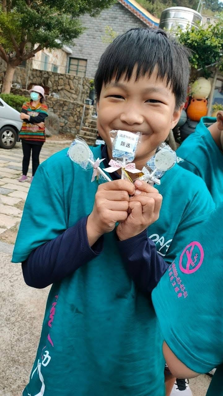 孩子微笑展示自己的畫作棒棒糖